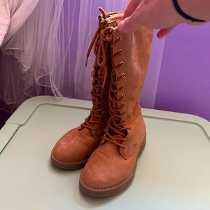 Girl’s Steve Madden brown suede combat boots. Good used condition.